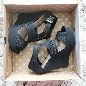Black wedges